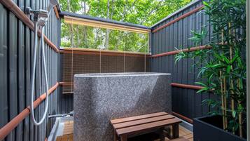 Combined shower/bathtub, deep-soaking bathtub, free toiletries