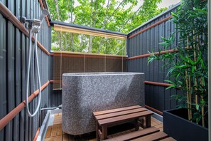 シャワー付き浴槽、深めの浴槽、バスアメニティ (無料)、ヘアドライヤー