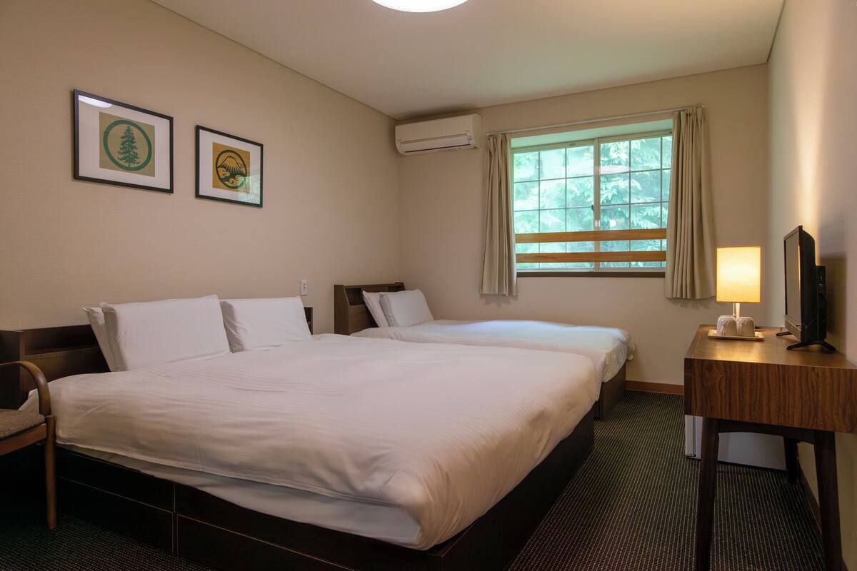 Phòng 3, không hút thuốc (Main Building Double+Single Bed) | Bàn, truy cập Internet không dây miễn phí, bộ trải giường 