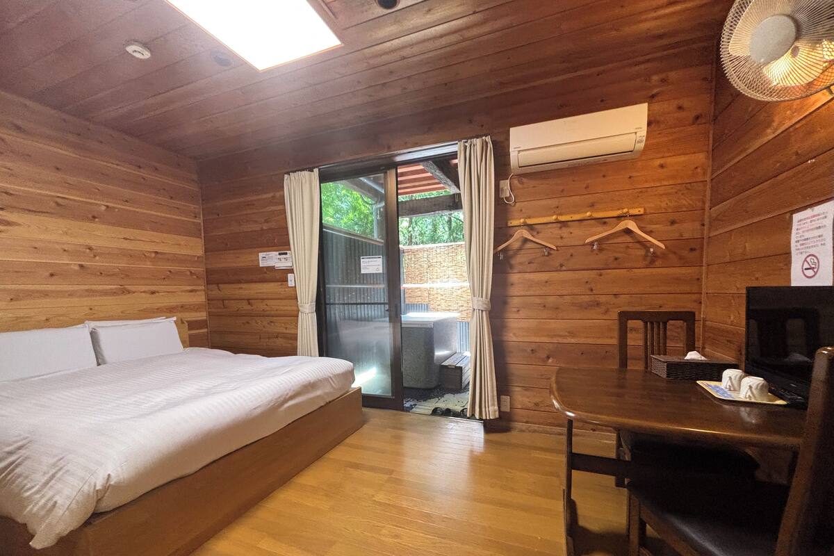 Escritorio, wifi gratis, ropa de cama
