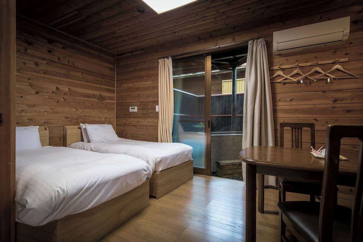 Escritorio, wifi gratis, ropa de cama