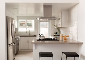 Geladeira, micro-ondas, fogão, cooktop