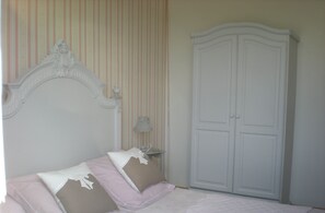 2 chambres, fer et planche à repasser, Wi-Fi gratuit, draps fournis
