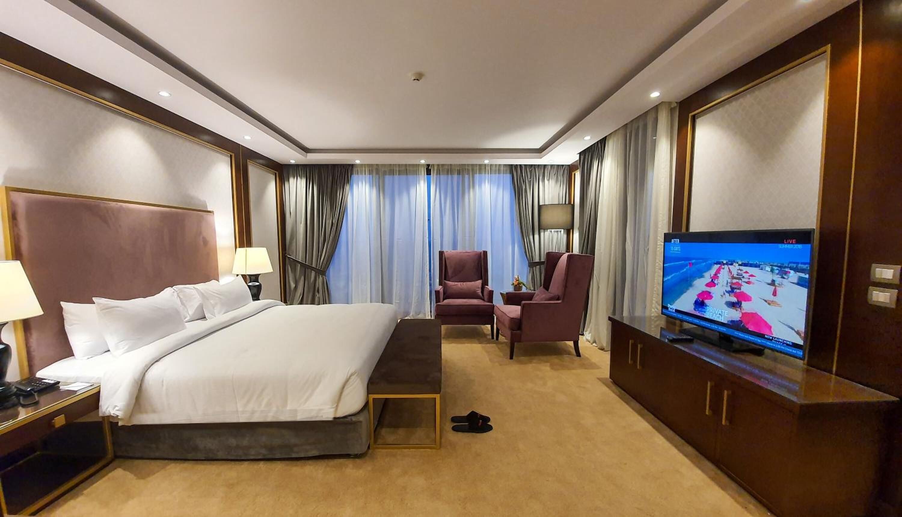 Minibar, brankas, tirai kedap cahaya, dan kedap suara