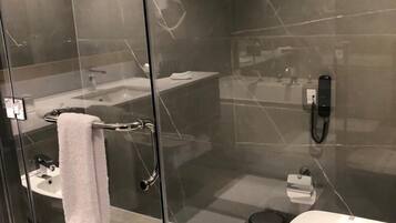 Shower kamar mandi