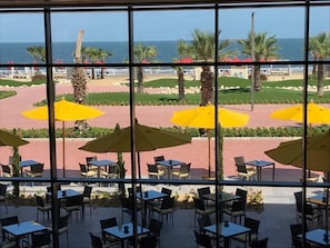 Se ofrece un desayuno bufé (10 USD por persona)