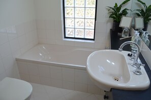 Combinazione doccia/vasca, asciugacapelli, asciugamani, sapone