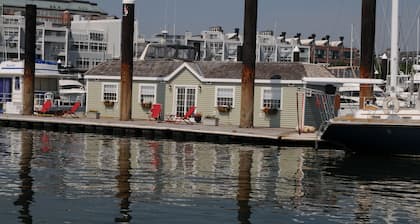 Hausboot der Grünen Schildkröte I - Schweben Sie mit uns im historischen Hafen von Boston!