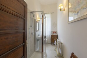 Douche, sĂšche-cheveux, bidet, serviettes fournies