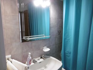 Badewanne, Haartrockner, Bidet, Shampoo