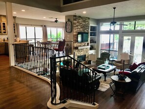 Smart TV, fireplace, DVD player, video library - 70 jet spa, lakefront, boat lift, swim/fish dock, huge yard, grill,  Lrg 3300sf  (Montgomery)