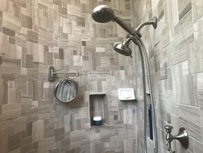 Combined shower/bathtub, hair dryer, towels, soap - 70 jet spa, lakefront, boat lift, swim/fish dock, huge yard, grill,  Lrg 3300sf  (Montgomery)