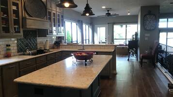 Kylskåp, mikrovågsugn, ugn och spishäll