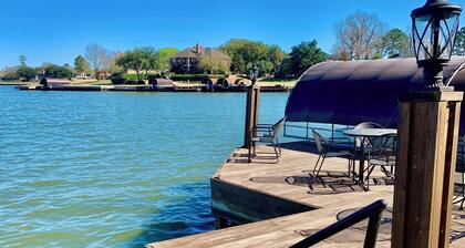 Lakefront w / 2 Masters de lujo, excelentes vistas, jacuzzi, enorme patio y muelle para embarcaciones