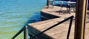 70 jet spa, lakefront, boat lift, swim/fish dock, huge yard, grill, Lrg 3300sf