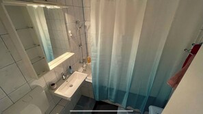 Combined shower/tub, hair dryer, towels, soap - Arc de Triomphe Spacious Panoramic Apartment ❤️ (Sector 1)