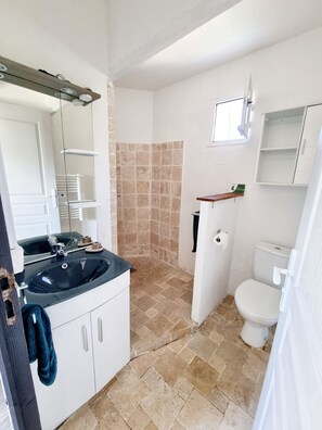 Dusche, Haartrockner, Handtücher, Seife