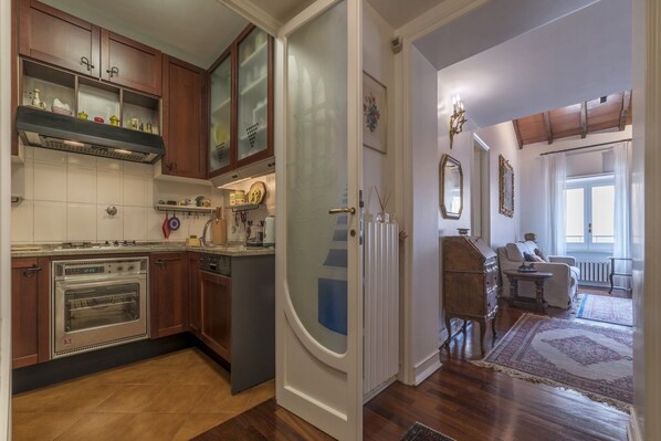 Kühlschrank, Mikrowelle, Ofen, Geschirrspüler