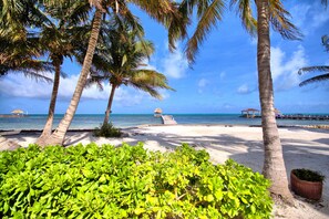 En la playa, camastros y toallas de playa 