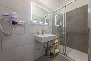 Superior-Doppel- oder -Zweibettzimmer, Stadtblick | Badezimmer | Dusche, Haartrockner, Bademäntel, Handtücher