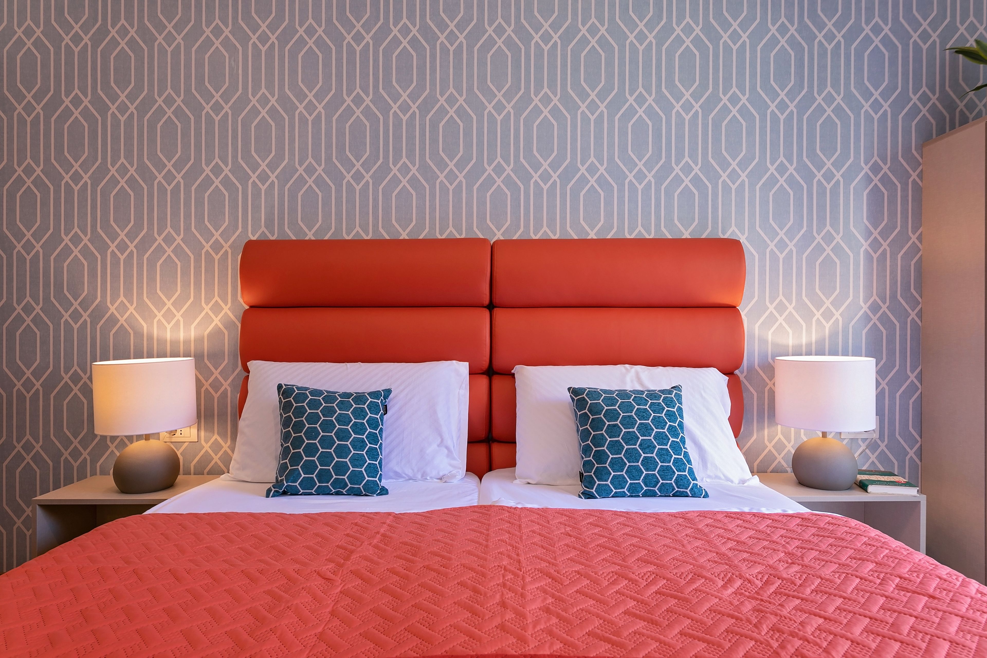 Habitación superior con 1 cama doble o 2 individuales, vistas a la ciudad | 1 dormitorio, caja fuerte, escritorio y sistema de insonorización