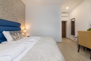 Habitación superior con 1 cama matrimonial o 2 individuales | 1 habitación, caja de seguridad en la habitación y escritorio