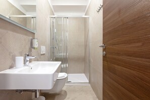 Quarto casal ou duplo superior | Banheiro | Chuveiro, secador de cabelo, toalhas de banho, sabonete