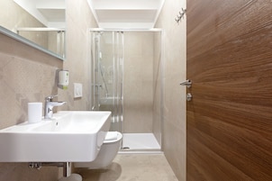 Superior-Doppel- oder -Zweibettzimmer | Badezimmer | Dusche, Haartrockner, Handtücher, Seife