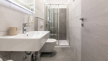 Deluxe Double or Twin Room, City View | Bathroom | Shower, free toiletries, hair dryer, towels
