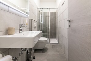 Deluxe-Doppel- oder -Zweibettzimmer, Stadtblick | Badezimmer