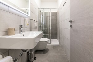 Deluxe-Doppel- oder -Zweibettzimmer, Stadtblick | Badezimmer | Dusche, kostenlose Toilettenartikel, Haartrockner, Handtücher