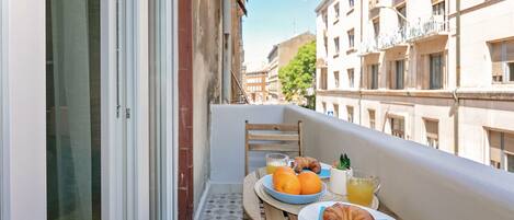 Kahden hengen deluxe-huone (yksi tai kaksi sänkyä), kaupunkinäköala | Näkymä parvekkeelta