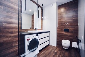 Apartment | Bathroom | Shower, towels, soap, toilet paper - Apartment Nika (Odesa)