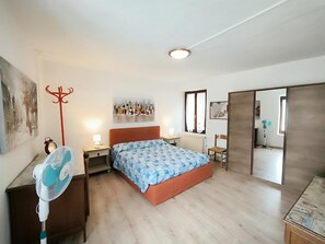 1 Schlafzimmer, Schreibtisch