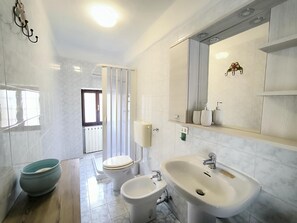 Regadera, amenidades de baño gratuitas, secadora de cabello, bidet 
