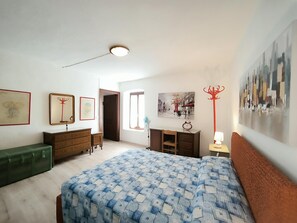 1 habitación y escritorio 