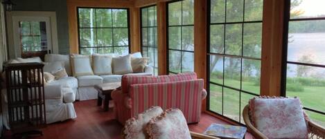 Smart TV, chimenea, videojuegos, reproductor de DVD