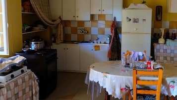 Fridge, microwave, oven, coffee/tea maker