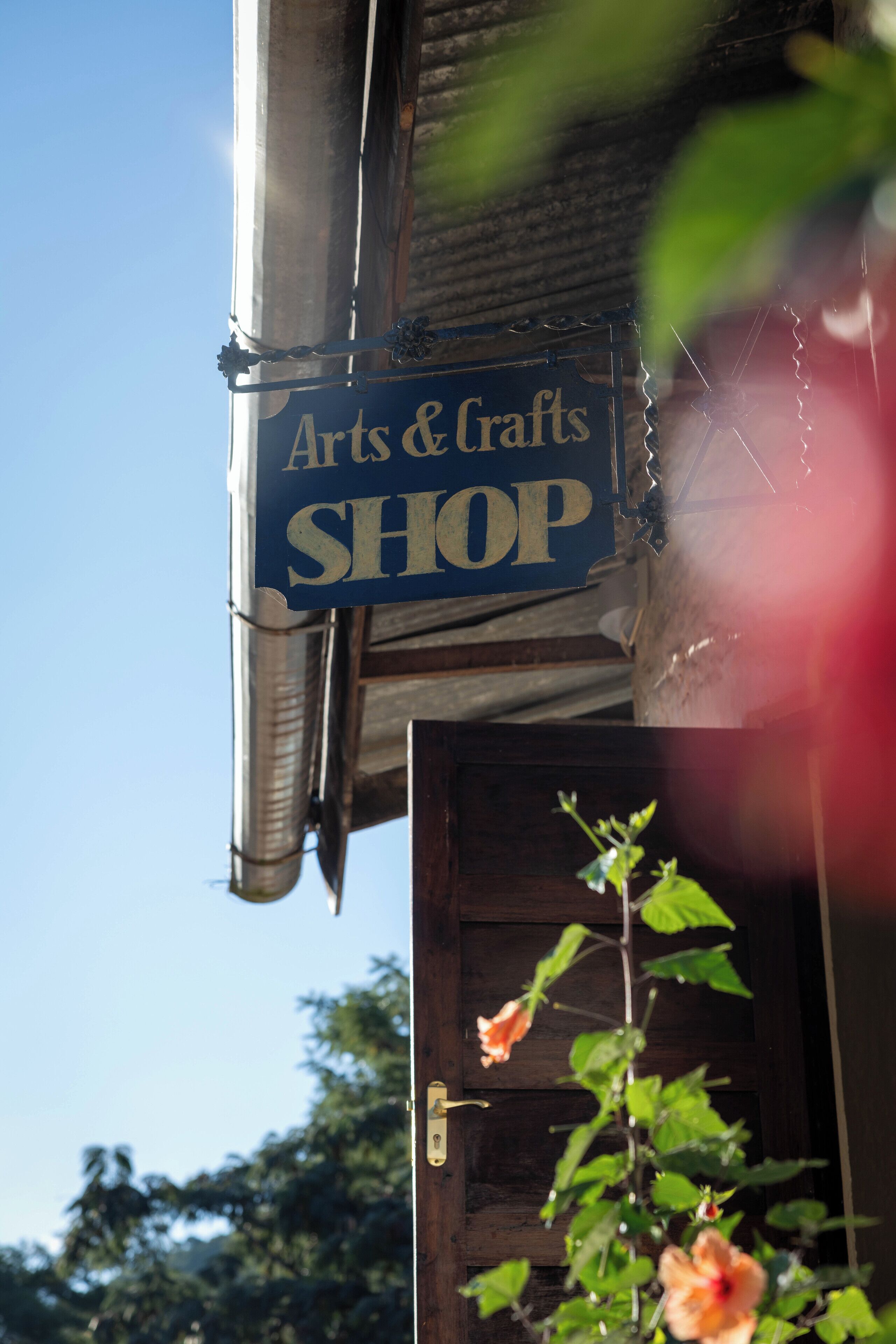 Letrero de una tienda de arte y manualidades.