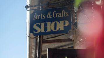 Letrero de una tienda de arte y manualidades.