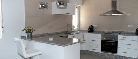 Køleskab, mikrobølgeovn, ovn, kogeplade