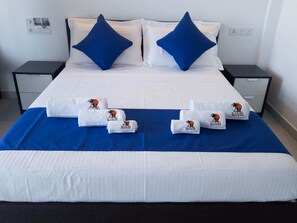 4 عدّة غرف نوم وخزنة داخل الغرفة وبديكورات فريدة لكل غرفة