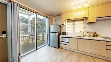 Zimmer (Couple A) | Eigene Kochnische | Kühlschrank, Mikrowelle, Herdplatte, Kochgeschirr/Geschirr/Besteck