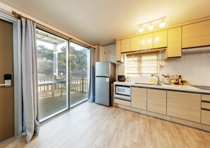Room (Couple A) | Private kitchenette