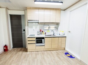 Room (Couple B) | Private kitchenette | Fridge, microwave, stovetop, cookware/dishes/utensils
