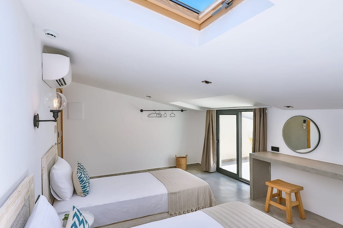 Standaard driepersoonskamer | Een gratis minibar, een kluis op de kamer, individueel gedecoreerd