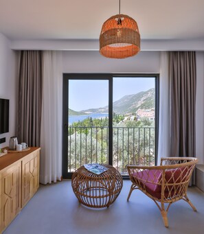 Minibar con artículos gratuitos y caja de seguridad en la habitación 