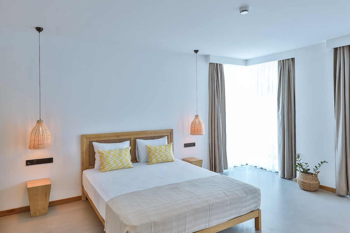 Een gratis minibar, een kluis op de kamer, individueel gedecoreerd