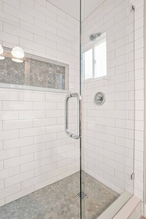 Bruser, hårtørrer, håndklæder, Shampoo