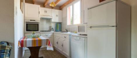 冷蔵庫、電子レンジ、オーブン、コンロ